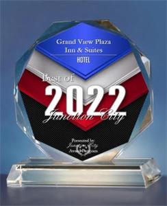 un trofeo metálico con las palabras "Grand View Plaza inn and suites" en Grandview Plaza Inn, en Junction City