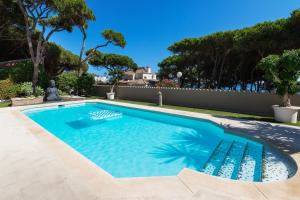 Bazén v ubytování Villa in Puerto Cabopino nebo v jeho okolí