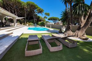 Bazén v ubytování Villa in Puerto Cabopino nebo v jeho okolí