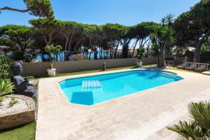Bazén v ubytování Villa in Puerto Cabopino nebo v jeho okolí