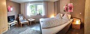 um pequeno quarto com uma cama e uma janela em Ferienwohnung Kraska em Hohenstein-Ernstthal