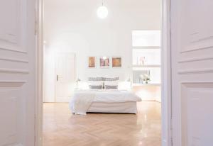 A bed or beds in a room at Bourgeois Elegance in the heart of Budapest