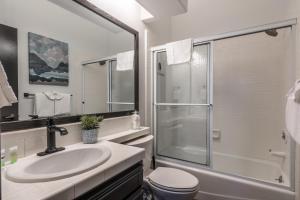 Ванная комната в Great Views Fully Renovated Luxury 4 Bedroom 3 Full Bathrooms and Half Bath Snowcreek 732 Phase V