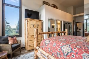 une chambre avec un lit, une chaise et des fenêtres dans l'établissement Great Views Fully Renovated Luxury 4 Bedroom 3 Full Bathrooms and Half Bath Snowcreek 732 Phase V, à Mammoth Lakes