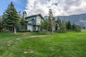 une maison sur une colline avec une cour verte dans l'établissement Great Views Fully Renovated Luxury 4 Bedroom 3 Full Bathrooms and Half Bath Snowcreek 732 Phase V, à Mammoth Lakes