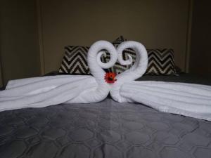 two swans made out of towels on a bed at La Casa del Río/La Fortuna/Volcán Arenal in San Ramón