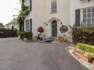 a driveway in front of a white house at Alcombe House in Minehead