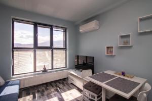 A seating area at Mountain View Apartment 1 + Parking