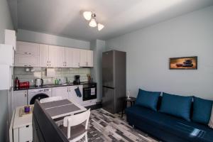A kitchen or kitchenette at Mountain View Apartment 1 + Parking