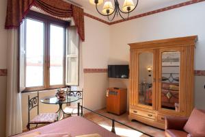 ナポリにあるPinto-Storey Hotelのリビングルーム(ソファ、テーブル付)