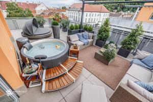 un patio con vasca idromassaggio sul balcone di Bükk Penthouse, panoráma jacuzzival a Miskolc