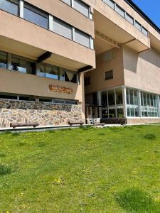 un edificio con césped delante en Studio in Residencia Maresme Neu - La Molina, en La Molina