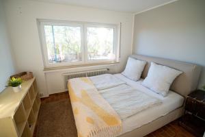 ein kleines Schlafzimmer mit einem Bett und einem Fenster in der Unterkunft Gemütliches Apartment mit Fernblick auf die Stadt! in Trier