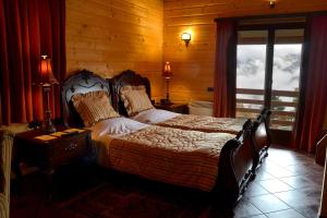 En eller flere senger på et rom på Xilino Horio