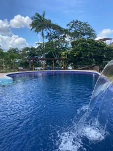 fontanna na środku basenu w obiekcie Eco Resort Pedra Bonita w mieście Santo Estêvão