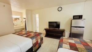 ein Hotelzimmer mit 2 Betten und einem Kühlschrank in der Unterkunft Simple Rewards Inn in Hilton Head Island