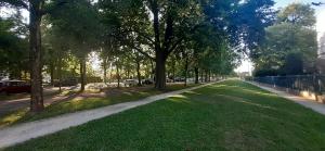 Vonkajšia záhrada v ubytovaní Allées historiques du Parc de la Colombière, appt haut de gamme