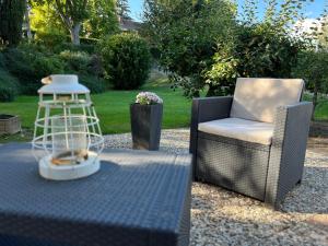 einem Tisch mit einem Stuhl und einem Vogelkäfig darauf in der Unterkunft Hummelglück - Ferienwohnung mit Terrasse in 30 Min in HH City in Bendestorf