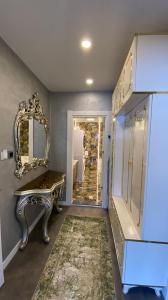 łazienka z lustrem, ławką i umywalką w obiekcie Rhisos Gold Otel w mieście Rize