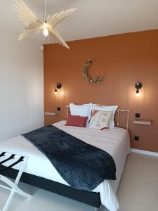 Un dormitorio con una cama grande y una lámpara de araña. en Maison Bailly, en Ducey