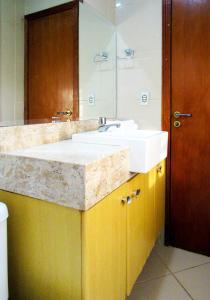 La salle de bains est pourvue d'un lavabo et d'un miroir. dans l'établissement Lindo Sitio na beira da represa em Santa Isabel - SP, à Igaratá