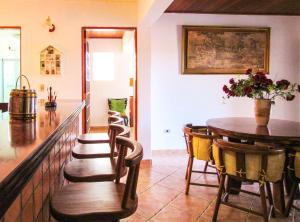- une salle à manger avec une table et des chaises dans l'établissement Lindo Sitio na beira da represa em Santa Isabel - SP, à Igaratá