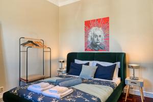 ein Schlafzimmer mit einem Bett mit Handtüchern darauf in der Unterkunft Villa Santa Madalena, a Home in Madeira in Arco da Calheta + 50 Fotos