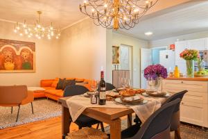 ein Esszimmer und ein Wohnzimmer mit Tisch und Stühlen in der Unterkunft Villa Santa Madalena, a Home in Madeira in Arco da Calheta