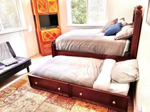 Postelja oz. postelje v sobi nastanitve Newly Remodeled spacious units, minutes from mountains, inlet, downtown and airport
