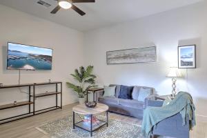 uma sala de estar com um sofá azul e uma ventoinha de tecto em Walk Score 81-Shopping District-King Bed-Parking - G4004 em Scottsdale