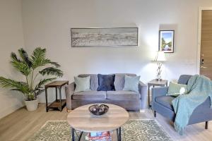 uma sala de estar com um sofá e uma mesa em Walk Score 81-Shopping District-King Bed-Parking - G4004 em Scottsdale