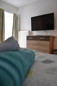 a bedroom with a bed with a flat screen tv at Appartement Thermenzeit in Längenfeld