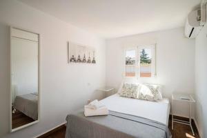 Giường trong phòng chung tại Espectacular Ático en Arturo Soria