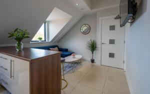 uma cozinha e uma sala de estar com uma mesa em Three bed apartment sleeps 5 in botanic em Belfast