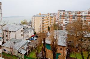 eine Luftansicht einer Stadt mit Gebäuden und Autos in der Unterkunft Blue Studio in Galaţi
