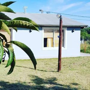 un poste con una luz delante de una casa en Cabañas Las Nanys en Balneario Claromecó