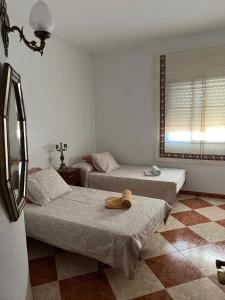 um quarto com duas camas e um espelho em Villa Gení em La Victoria
