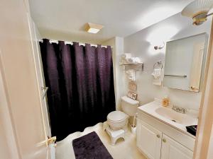 Koupelna v ubytování Newly Remodeled spacious units, minutes from mountains, inlet, downtown and airport + 34 fotografií