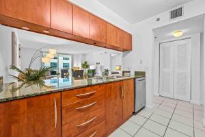 een keuken met houten kasten en een aanrecht bij Unique 1 Bed 1 Bath • Brickell • Bay & City Views in Miami