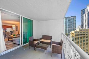 - Balcón con sillas y mesa en el balcón en Unique 1 Bed 1 Bath • Brickell • Bay & City Views, en Miami