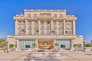 un grand bâtiment avec une fontaine devant lui dans l'établissement Fiesta Americana Merida, à Mérida