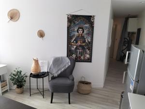 Televízia a/alebo spoločenská miestnosť v ubytovaní Orleans hypercentre articles fitness et Bebe
