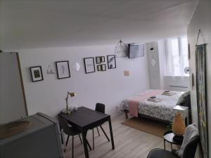 Posteľ alebo postele v izbe v ubytovaní Orleans hypercentre articles fitness et Bebe