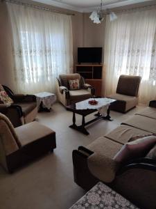 Sala de estar con sofás y mesa de centro en kaite house, en Kozani