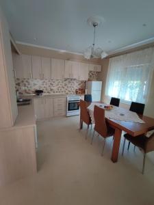 cocina con mesa y sillas en una habitación en kaite house, en Kozani