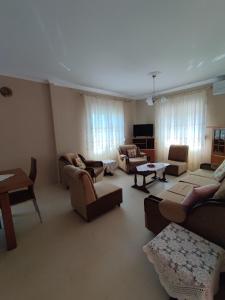 sala de estar con sofás, sillas y mesa en kaite house, en Kozani