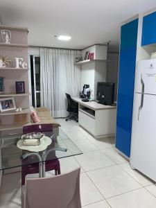 uma sala de estar com uma mesa e um frigorífico em FlatsRose BR Executivo BrookField Flamboyant Conforto Top em Goiânia
