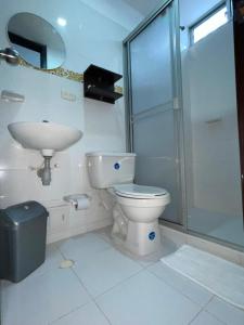 uma casa de banho com um WC, um lavatório e um chuveiro em Villalba Boutique Hotel em Valledupar