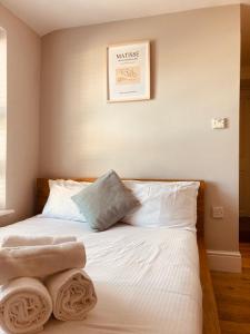 1 dormitorio con 1 cama con toallas en 'Bloomfield' at stayBOOM, en Lancaster
