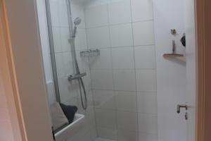 y baño con ducha con cabezal de ducha. en Waldblick, en Baiersbronn
